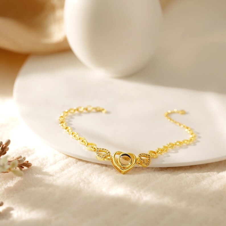 Custom Heart Projection Bracelet with Family Photo–Personalized Gift for Wife–Meaningful Jewellery with Hidden Picture–Anniversary Gift